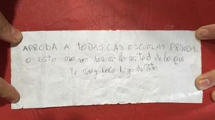 A una profesora le tiraron dos bombas molotov para que apruebe a todos los alumnos