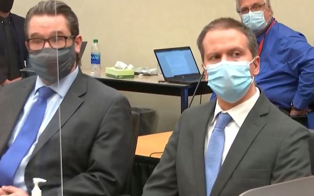 Captura del video del momento en que Derek Chauvin (derecha) ha sido declarado culpable de todos los cargos de asesinato por la muerte del afroamericano George Floyd