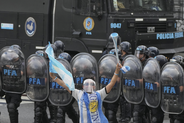 Los graves incidentes ocurridos una semana atrás en torno al Parlamento dejaron heridos y cientos de detenidos.
