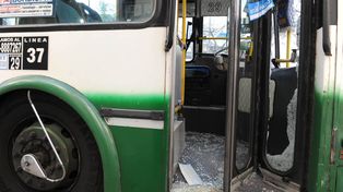Un hombre murió atropellado por un micro tras discutir con el chofer