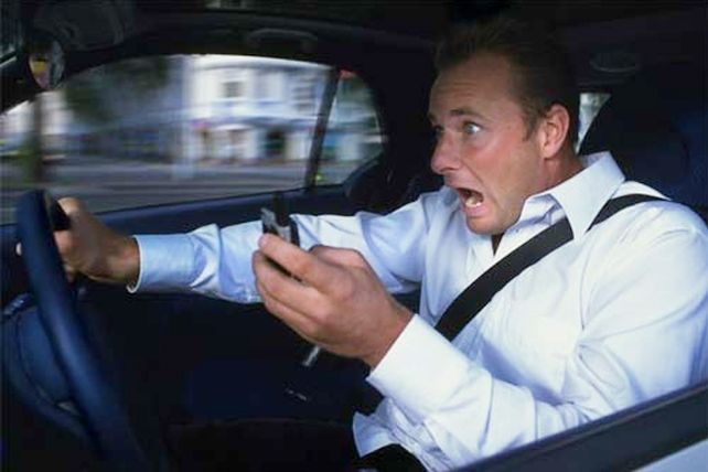 Volante: los hombres se alteran más rápido que las mujeres al conducir