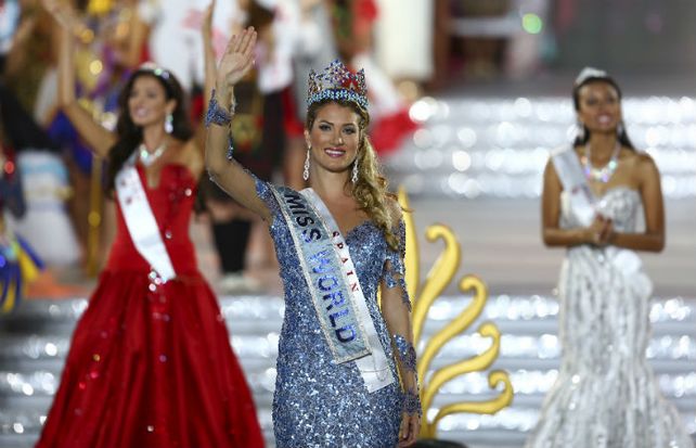 Mireia Lalaguna Royo saluda al público tras ser coronada Miss Mundo. (Foto: AP)