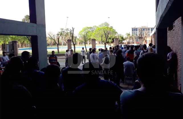 Historias de cansancio y hartazgo de los hinchas de Colón en el canje de entradas