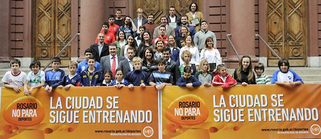 El palacio de los capitanes. Los referentes de los equipos junto a los chicos de cada club posaron con la intendenta en la Municipalidad. (Foto: Sebastián Suárez Meccia)