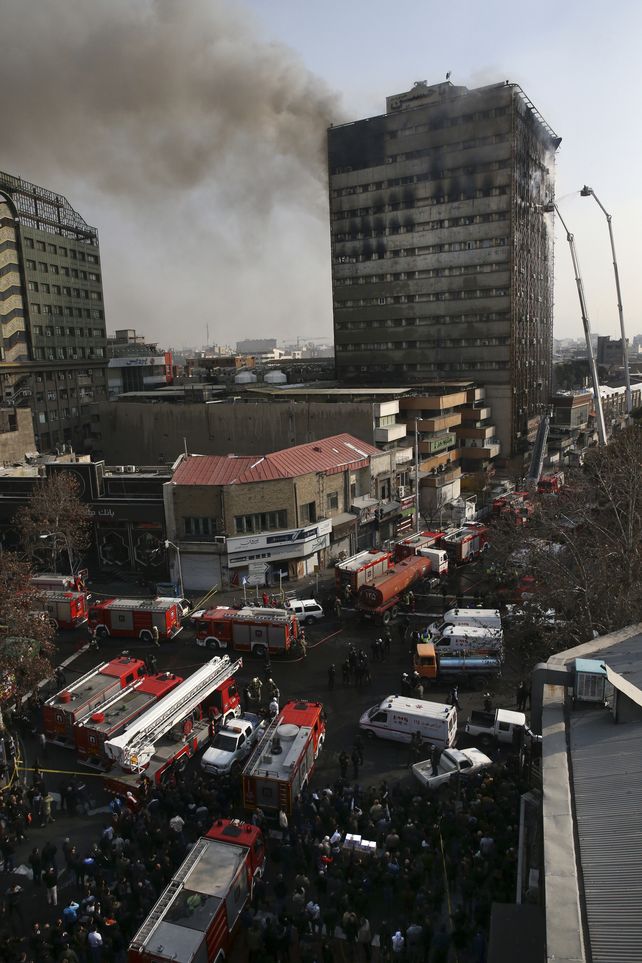 Al menos 20 muertos al derrumbarse un edificio de quince pisos en la capital de Irán