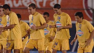 Marco Ruben y Angel Di María, en la previa al partido de Central de Copa Libertadores 2006 ante Cerro Porteño en Asunción. Detrás, Emiliano Vecchio.