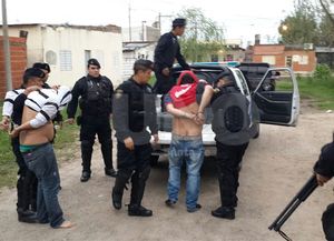 Megaoperativo policial en el barrio Santa Rosa de Lima