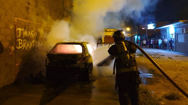 Bomberos Zapadores actuaron para apagar el incendio de un auto en zona sur