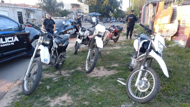 Detuvieron a dos chicos y un hombre y hallaron cinco motos que habían sido denunciadas como robadas