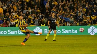 Alejo Veliz remata de penal y marca el empate contra Colón, que llegó tras unos pocos minutos al tanto sabalero.
