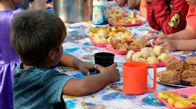 Integrantes de organizaciones sociales que sostienen merenderos y comedores comunitarios en Paraná marcharon a Casa de Gobierno este viernes por la mañana