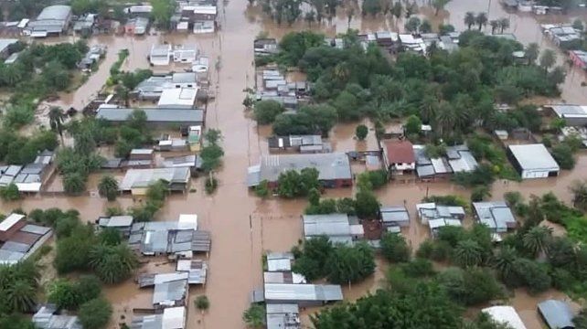Localidades de Tucumán sufieron inundaciones tras el temporal. Suspendieron las clases y vecinos pasaron la noche en las rutas por la crecida de ríos