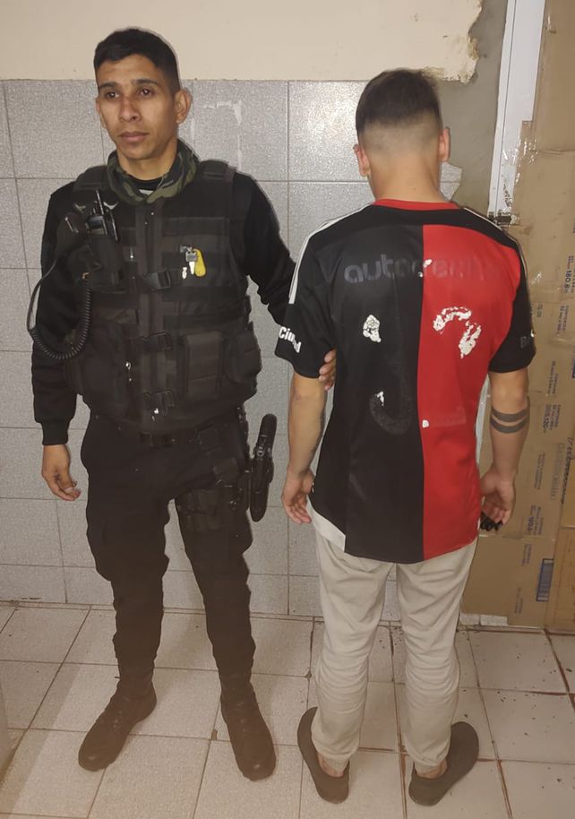 El joven detenido por abuso de armas en la zona de Pasco y San Martín. Lo capturó la Brigada Motorizada.&nbsp;