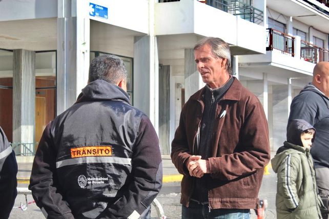 Interiorizado. El candidato junto a agentes de Tránsito.
