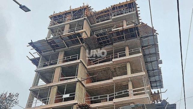 Grave accidente laboral: Un obrero de 37 años sufrió una fuerte caída desde un tercer piso en una obra en construcción en barrio Candioti Sur
