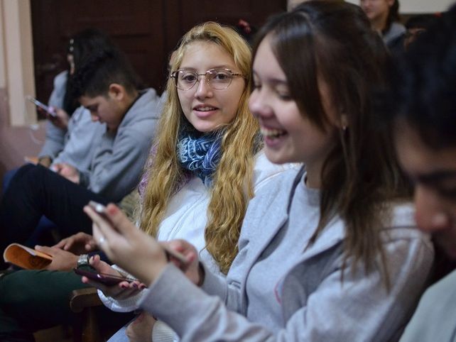 La primera reacción de los estudiantes cuando interactuaron con sus celulares @prender