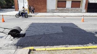Trabajo de bacheo en la ciudad de Santa Fe