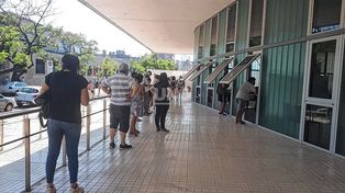 Siendo las 16 había no menos de 70 metros de cola para hisoparse en el Cemafé, con 44 grados de calor.