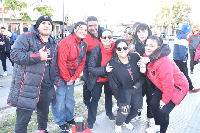 Todo el color de los hinchas de Colón, que coparon el Brigadier López