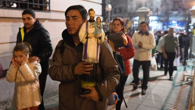 San Cayetano: miles de fieles se movilizan para pedirle al santo cristiano por trabajo y salud