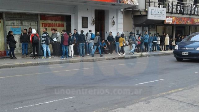 Paraná: Interminable fila de postulantes para un nuevo puesto laboral