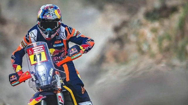 Kevin Benavides logró reducir su desventaja en la clasificación general de motos del Rally Dakar. 
