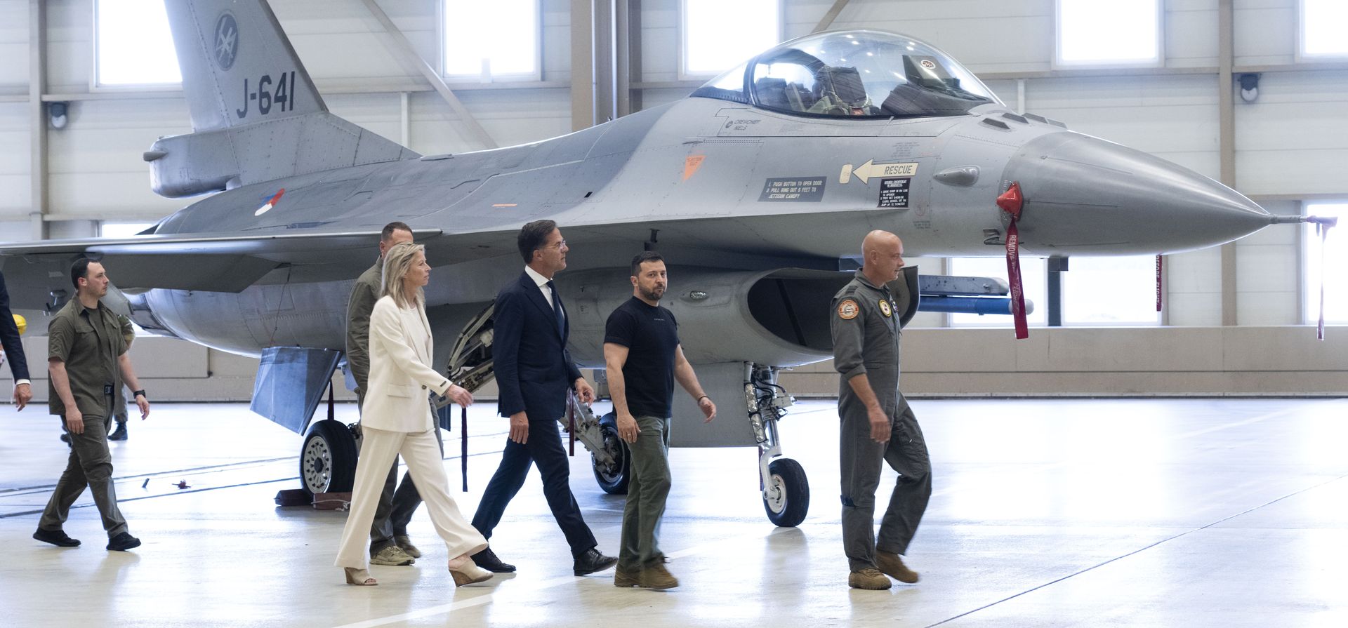 El presidente ucraniano, Volodymyr Zelensky y el primer ministro interino holandés, Mark Rutte, miran los aviones de combate F-16 en Eindhoven, Países Bajos, el 20 de agosto de 2023. El gobierno holandés anunció el viernes 22 de diciembre de 2023 que se está preparando entregar 18 aviones de combate F-16 a Ucrania, en un impulso para la asediada nación que está cada vez más ansiosa por la ayuda de sus aliados occidentales. (Foto AP/Peter Dejong) El presidente ucraniano, Volodymyr Zelensky y el primer ministro interino holandés, Mark Rutte, miran los aviones de combate F-16 en Eindhoven, Países Bajos, el 20 de agosto de 2023. El gobierno holandés anunció el viernes 22 de diciembre de 2023 que se está preparando entregar 18 aviones de combate F-16 a Ucrania, en un impulso para la asediada nación que está cada vez más ansiosa por la ayuda de sus aliados occidentales. (Foto AP/Peter Dejong)