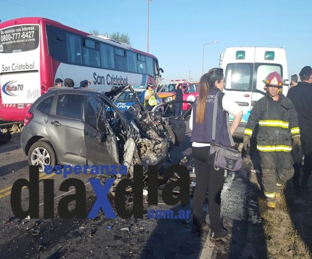Impactante choque entre un auto y un colectivo con pasajeros en Ruta 70 Impactante choque entre un auto y un colectivo con pasajeros en Ruta 70