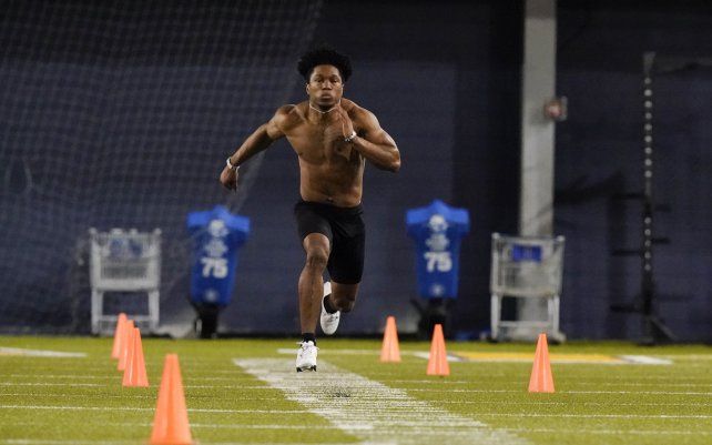 El back defensivo de Georgia Tech Jaytlin Askew, participa en el entrenamiento de fútbol americano Pro Day de la escuela para los cazatalentos de la NF.
