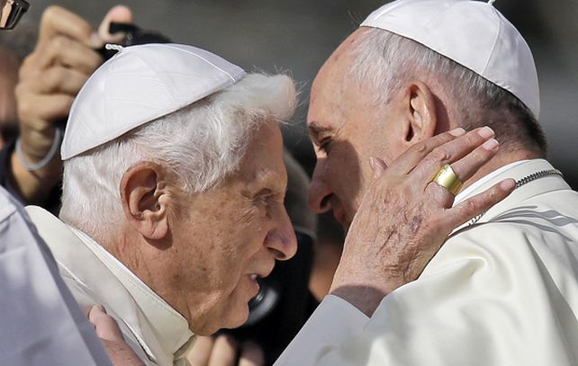 Francisco dijo que estaba feliz de ver a Benedicto XVI en el Vaticano: Es como tener a un sabio abuelo en casa.