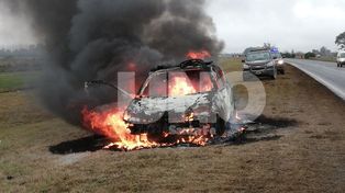 Súbito incendio de un auto con pérdidas totales y los tres ocupantes ilesos