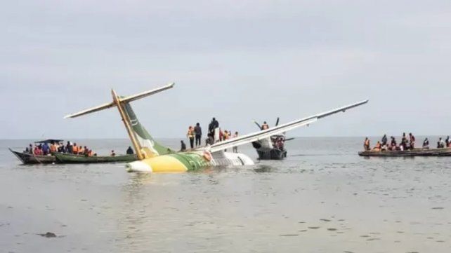 Un avión quiso aterrizar en Tanzania y cayó a un lago: 19 muertos