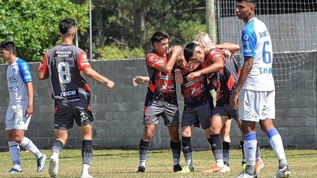 Los jugadores de Patronato celebran el gol conquistado por Alexander Sosa.