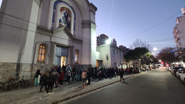 Una cola interminable. Miles de personas munidas de mate y reposera hicieron hasta nueve cuadras de cola