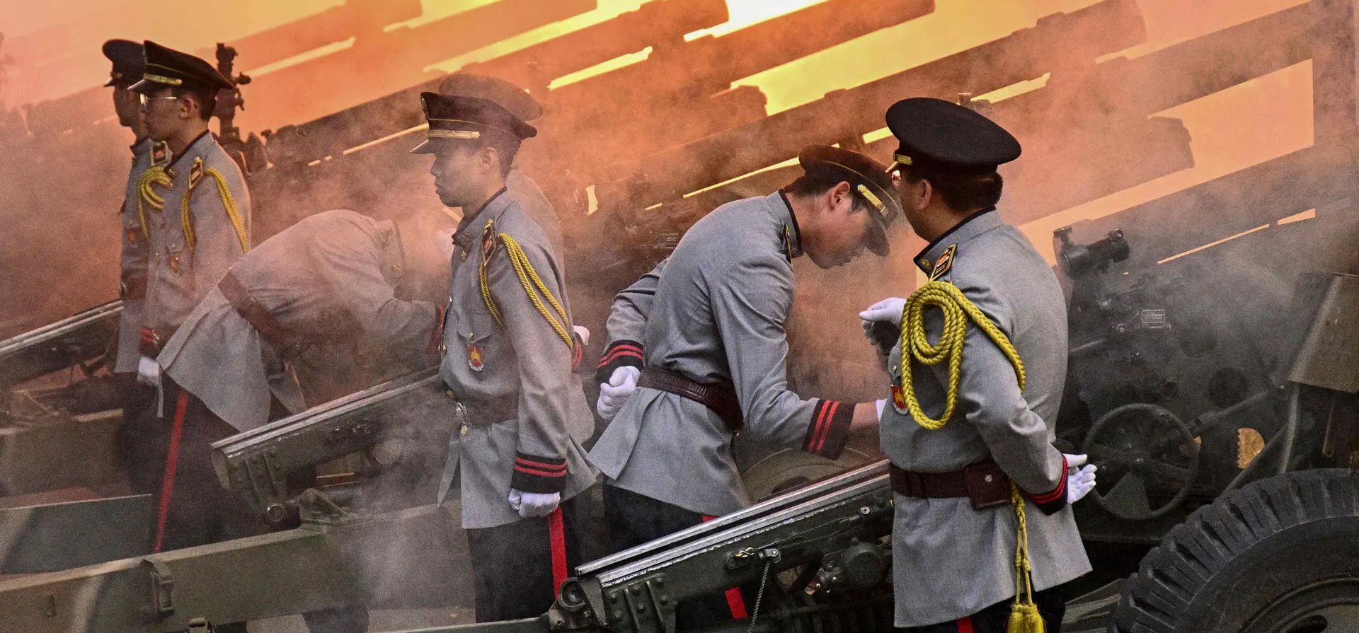 Seúl, Corea del Sur. Un saludo de 21 cañones se dispara en el Cementerio Nacional mientras Corea del Sur conmemora el Día de los Caídos, que honra a los que murieron durante la guerra de Corea de 1950-53 y en otras operaciones mientras servían a su país. Fotografía: Anthony Wallace/AFP/Getty Images Seúl, Corea del Sur. Un saludo de 21 cañones se dispara en el Cementerio Nacional mientras Corea del Sur conmemora el Día de los Caídos, que honra a los que murieron durante la guerra de Corea de 1950-53 y en otras operaciones mientras servían a su país. Fotografía: Anthony Wallace/AFP/Getty Images