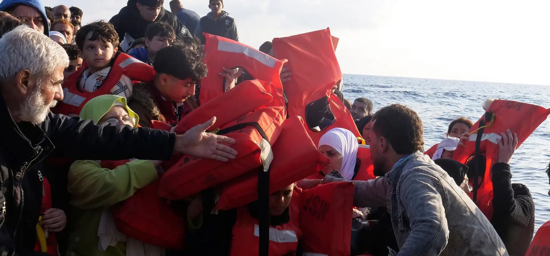 Mar Mediterráneo. Personas que intentaron llegar a Europa desde Libia son auxiliadas con chalecos salvavidas, mientras son rescatadas por un barco de Médicos Sin Fronteras. Fotografía: Paolo Santalucia/AP Mar Mediterráneo. Personas que intentaron llegar a Europa desde Libia son auxiliadas con chalecos salvavidas, mientras son rescatadas por un barco de Médicos Sin Fronteras. Fotografía: Paolo Santalucia/AP