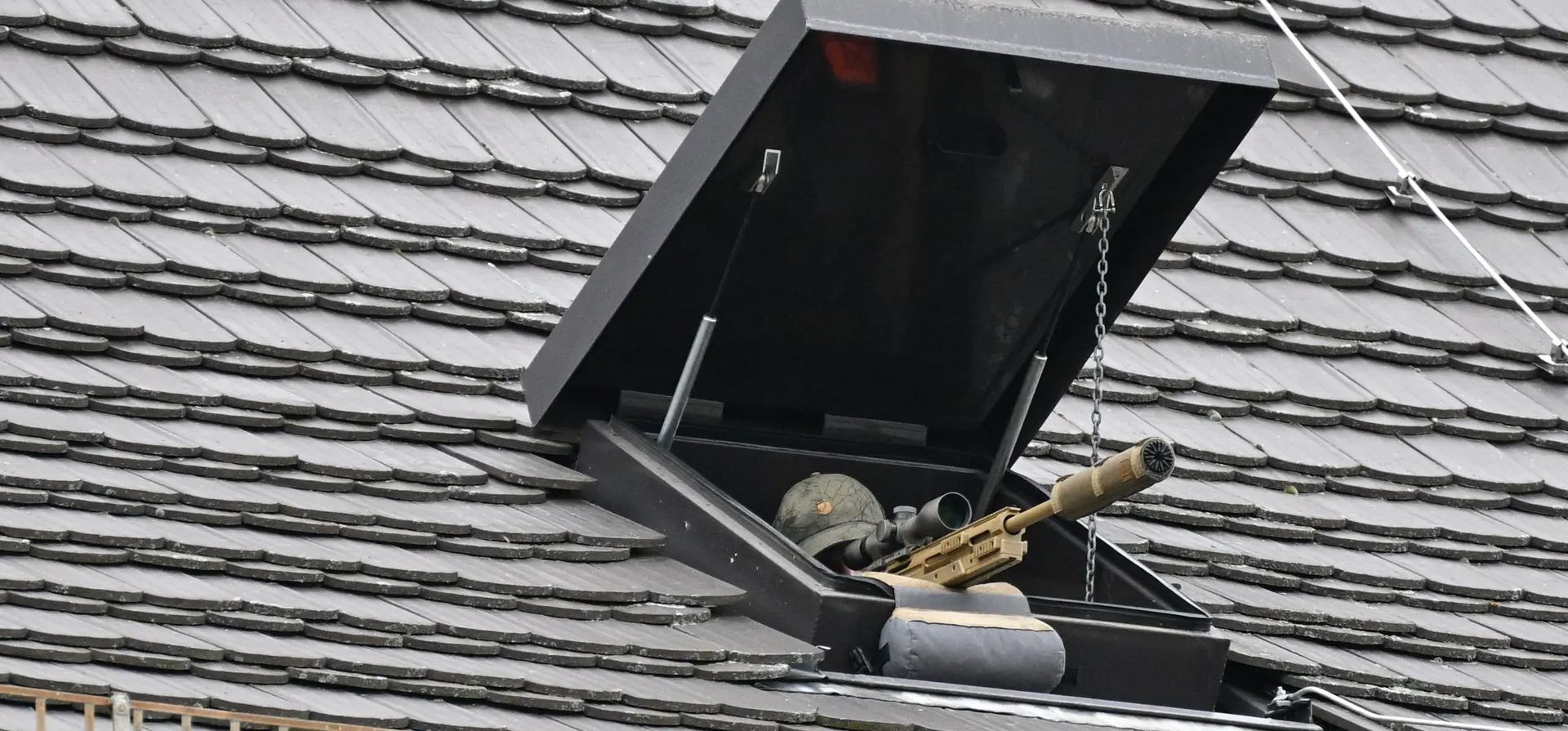 Un soldado francotirador es visible en el techo del palacio presidencial de Bellevue antes de que el presidente ucraniano sea recibido por el presidente alemán para conversar, Berlín, Alemania. Fotografía: Ralf Hirschberger/AFP/Getty Images Un soldado francotirador es visible en el techo del palacio presidencial de Bellevue antes de que el presidente ucraniano sea recibido por el presidente alemán para conversar, Berlín, Alemania. Fotografía: Ralf Hirschberger/AFP/Getty Images