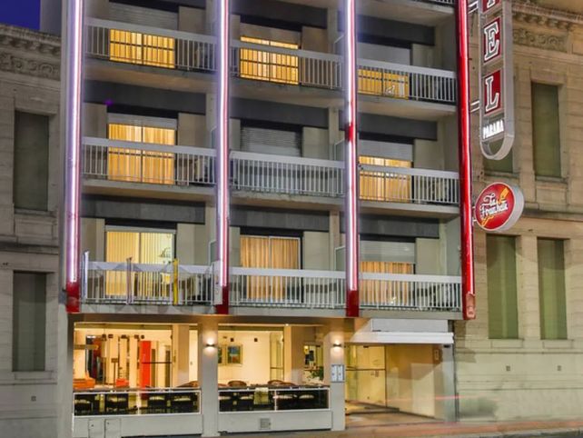 Hoteleros de Paraná cuestionaron a un concejal por sus críticas al registro de alquileres turísticos.