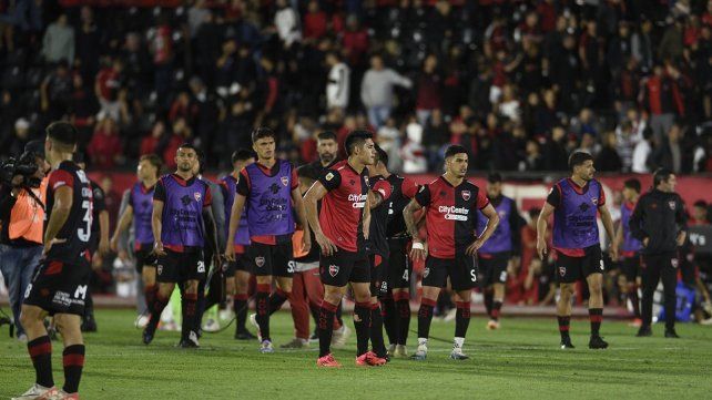 La derrota 4-2 ante Huracán provocó un fuerte reproche de los hinchas de Newells en el Coloso.