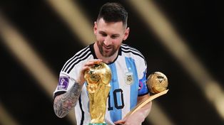 Messi finalmente llegó a la cima. Lionel Messi ha sacudido el paraíso con sus manos, sostuvo en su relato el periodista inglés..