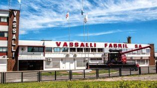 La empresa de cosechadoras Vassalli le debe a sus trabajadores el salario de junio, el aguinaldo y además tienen cortada la mutual por falta de pago.
