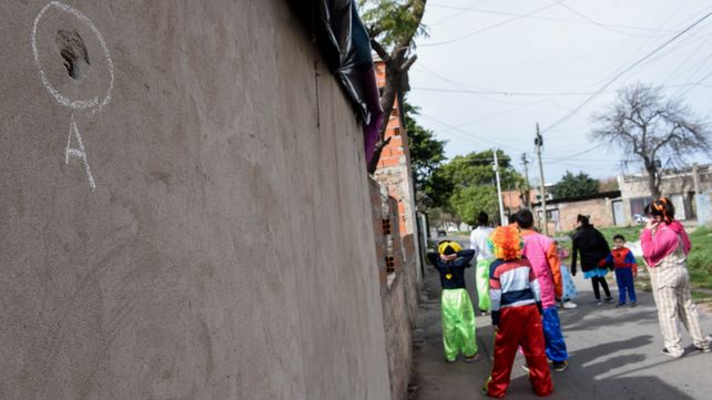 Niños jugando a metros de la escena del crimen de Laureano Miguel Cardozo en el asentamiento Flammarion.