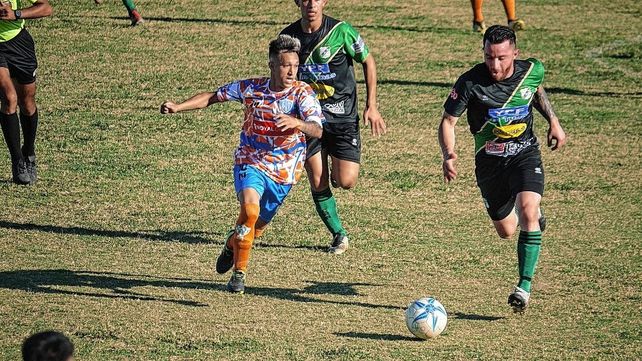 Brian Micelli disputa el balón con Exequiel Olechar.