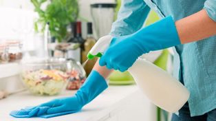 La Anmat prohibió la venta de un líquido sanitizante de amplio espectro