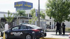 La policía trabaja en la planta de La Virginia, que fue asaltada esta mañana. La policía trabaja en la planta de La Virginia, que fue asaltada esta mañana.
