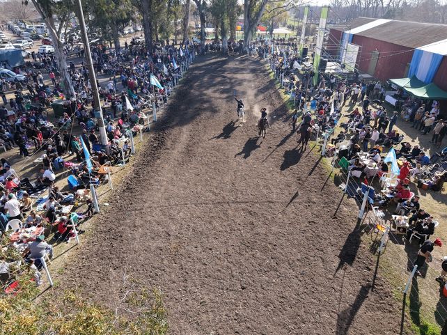 Ybarlucea: Miles de personas celebraron el 9 de Julio en la 9ª Fiesta del Asado a la Estaca