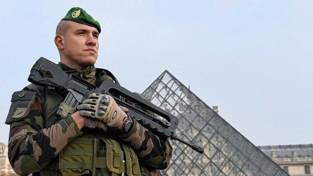 Evacuaron el Museo del Louvre en París y el Palacio de Versalles por razones de seguridad