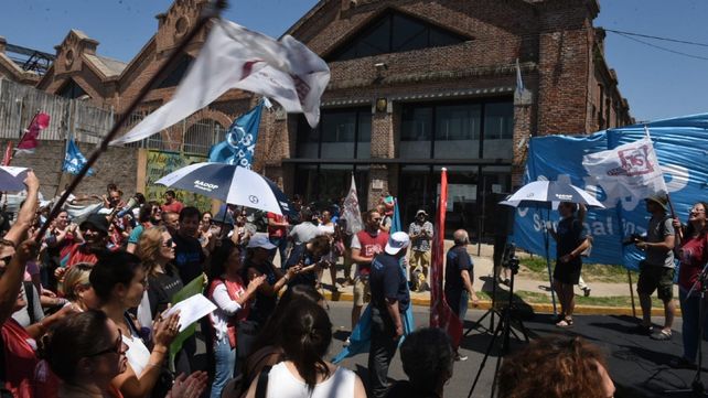 Docentes públicos y privados realizaron una clase pública frente al Ministerio de Educación para rechazar la reforma del sistema educativo en la secundaria.