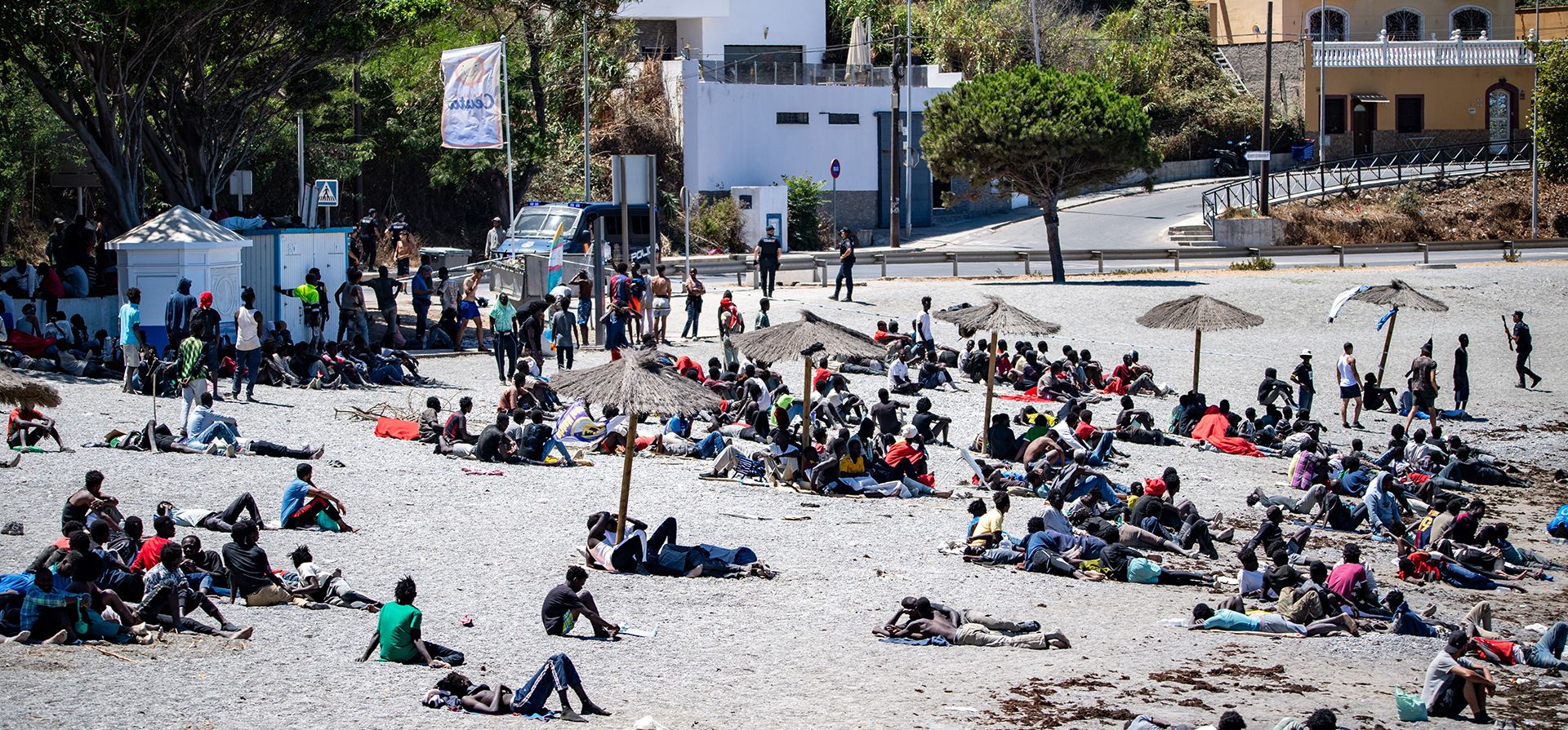 Migrantes que irrumpieron España desde Marruecos se reúnen en una playa del enclave español de Ceuta, el domingo 2 de agosto de 2026. (Foto AP/Antonio Sempere Migrantes que irrumpieron España desde Marruecos se reúnen en una playa del enclave español de Ceuta, el domingo 2 de agosto de 2026. (Foto AP/Antonio Sempere