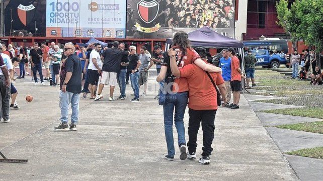 Ni la lluvia los paró: todo el color de los socios de Colón en las elecciones